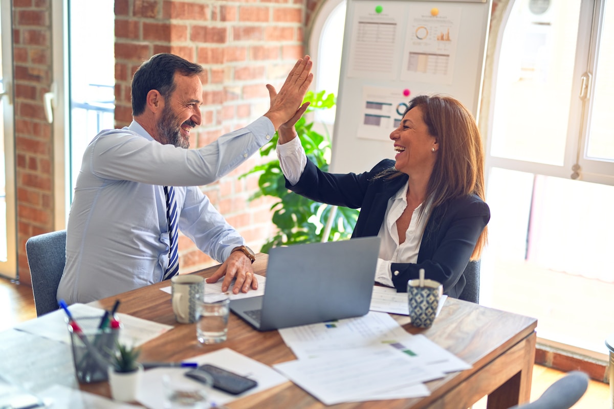 Équipe qui collabore dans un environnement motivant